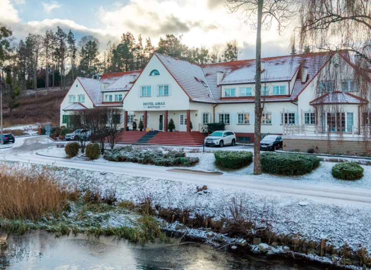 Hotel Amax *** jest położony nad samym brzegiem Jeziora Mikołajskiego