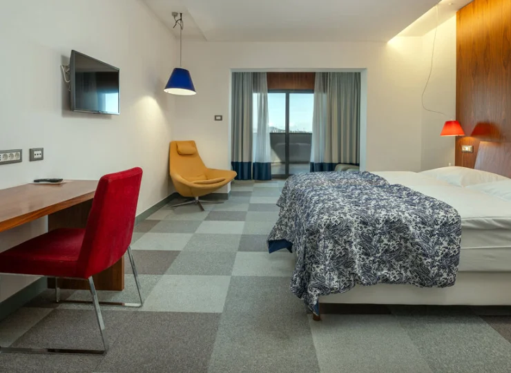 Wyposażono je m.in. w minibar, sejf, zestaw do parzenia kawy i herbaty