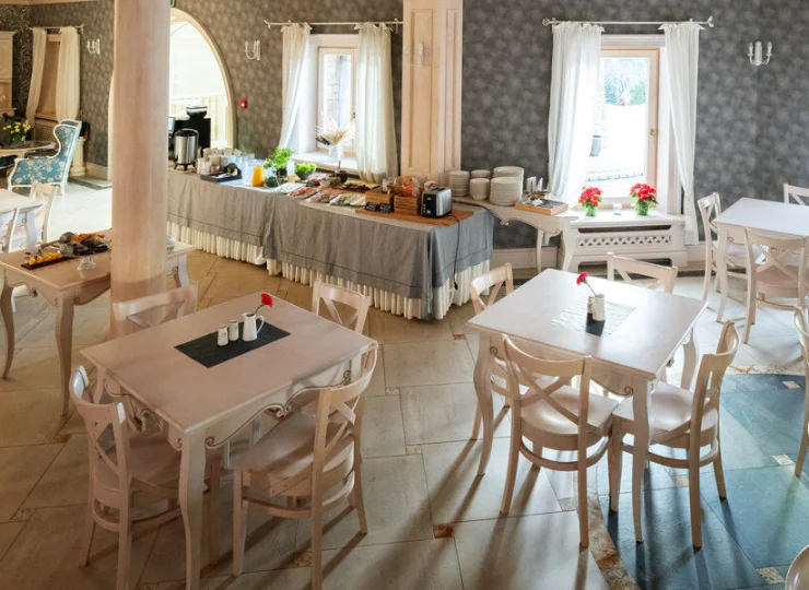 Restauracja ma przytulne, rustykalne wnętrze