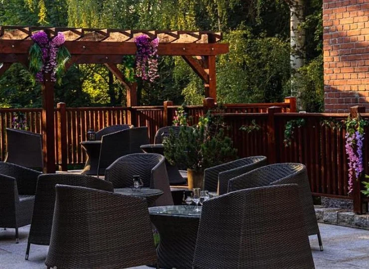 W ciepłe dni goście mogą korzystać z tarasu otoczonego parkiem i lasem