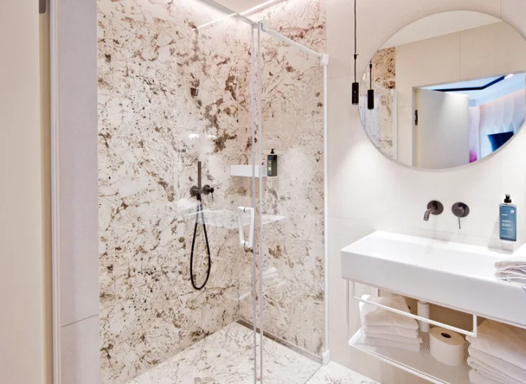 Pokoje posiadają nowoczesne prywatne łazienki