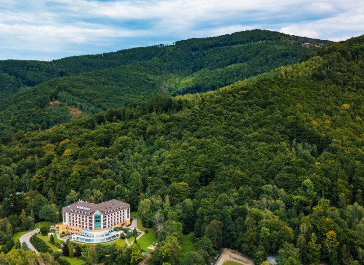 Hotel jest wkomponowany w zbocza Równicy i otoczony lasami