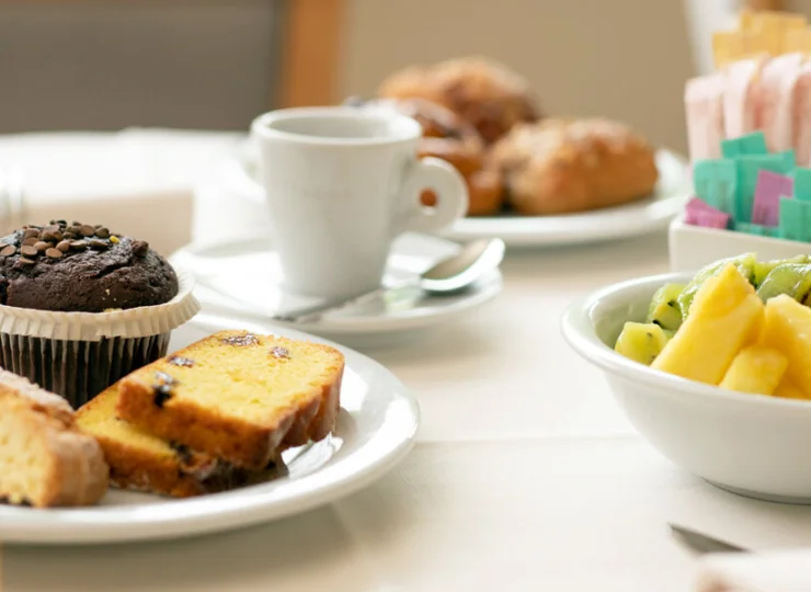 Codziennie rano na gości czeka kolorowy bufet ze słodkimi i słonymi przysmakami