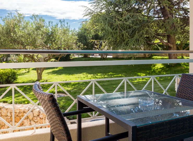 Balkon z widokiem na zadbany ogród