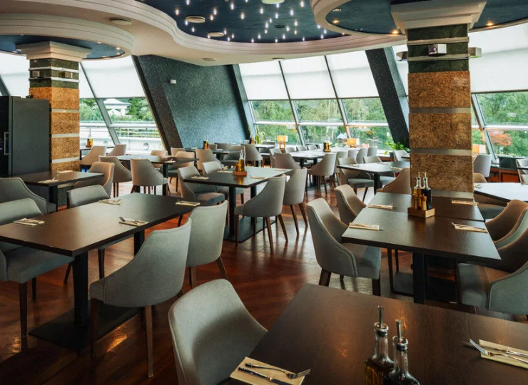 Restauracja Pod Sytym Rarogiem proponuje dania tradycyjne i międzynarodowe