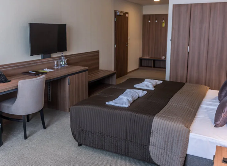 Każdy pokój ma klimatyzację, minibar, TV, sejf, wifi oraz łazienkę