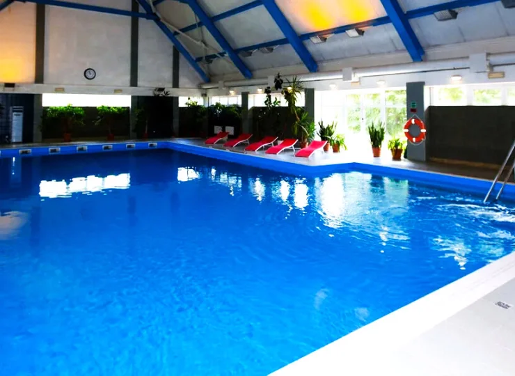 Obiekt dysponuje krytym basenem rekreacyjnym