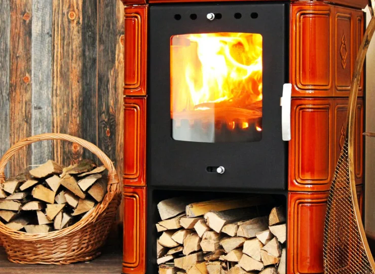 W salonie znajduje się rozkładana sofa, 2 wygodne fotele oraz nastrojowy kominek