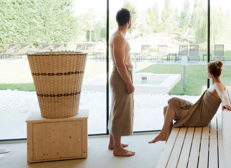 Wnętrze innowacyjnej sauny z sianem zbieranym na podgórskich łąkach