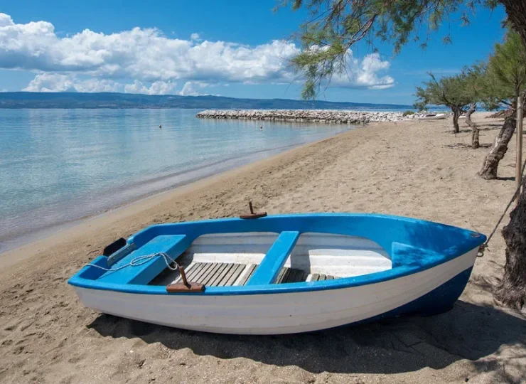 Hotel powstał przy plaży Duće, uważanej przez Chorwatów za piaszczysty raj