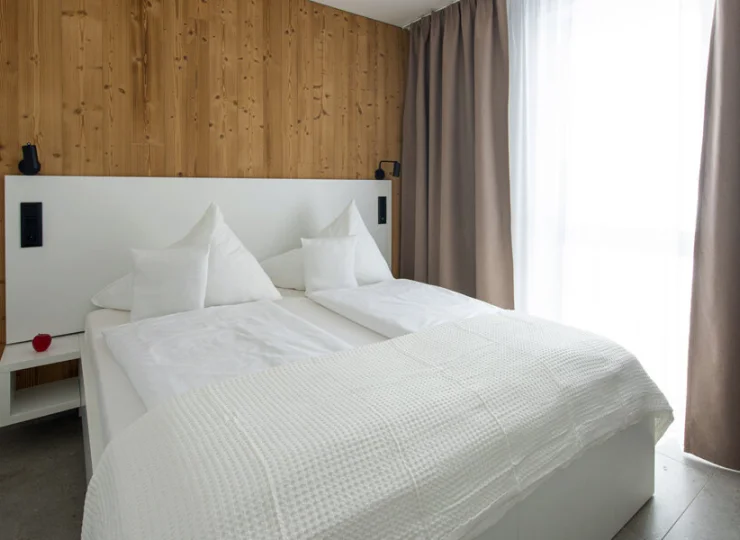 Na parterze Apartamentu Loft Relax 6+2 jest salon, łazienka i 1 sypialnia