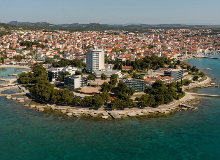 Hotel jest położony na półwyspie w kurorcie Vodice