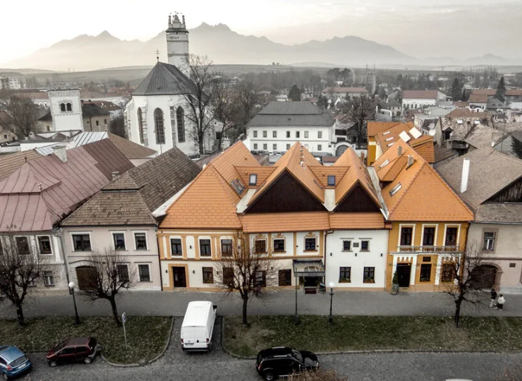 Hotel znajduje się w centrum miasta przy głównym placu Hlavné námestie