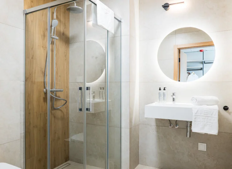 W łazience jest kabina prysznicowa