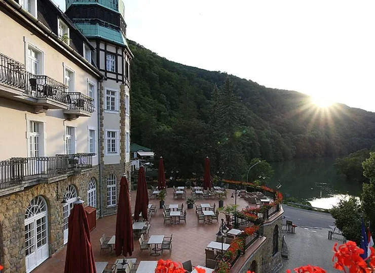 Palota to zabytkowy hotel, otwarty w 1930 roku