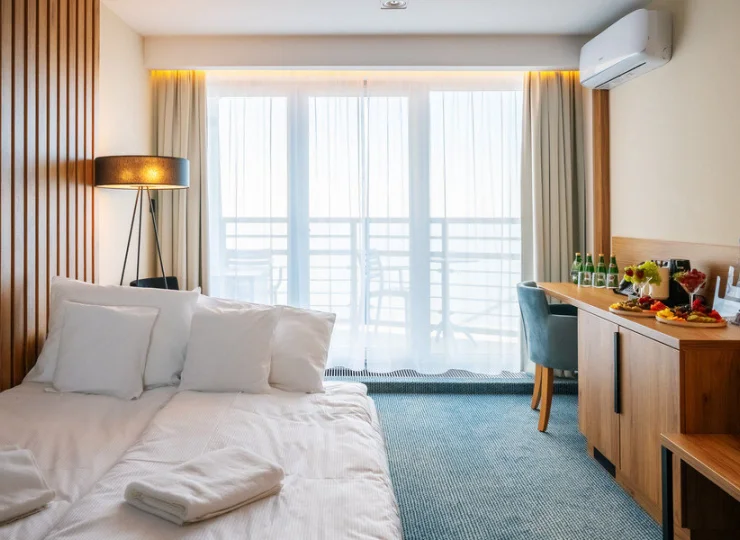 W salonie jest rozkładana kanapa