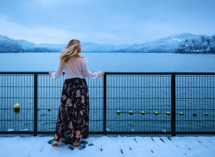 Część pokoi jest położona wprost na tafli jeziora