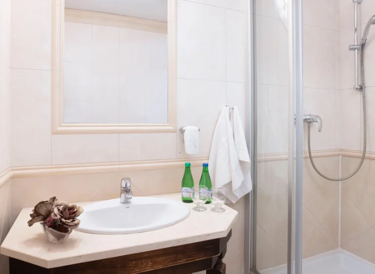 W łazience jest wanna albo prysznic