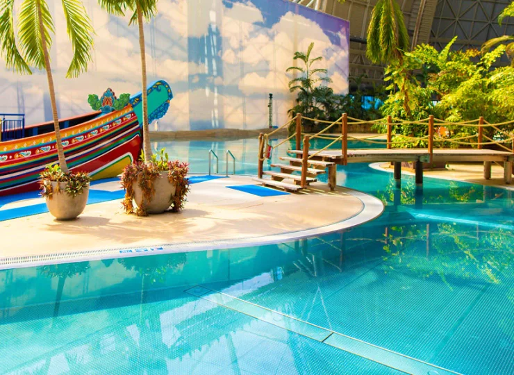 W potężnej kopule mieści się ogromny całoroczny resort wodny