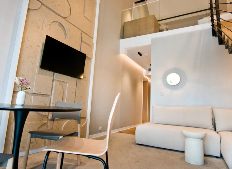 Na dole mieści się wygodna część wypoczynkowa, a na antresoli sypialna