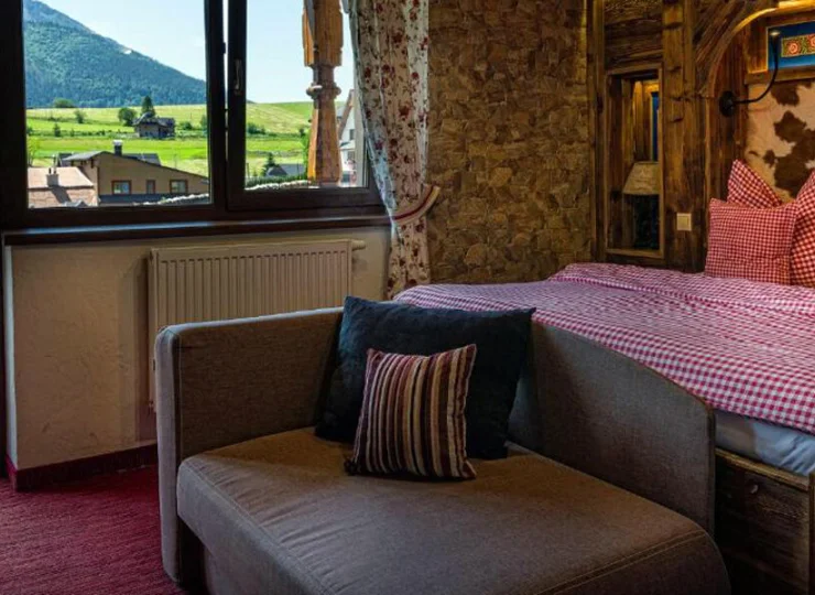 Pokoje Standard mają łóżko podwójne, łazienkę z prysznicem i balkon