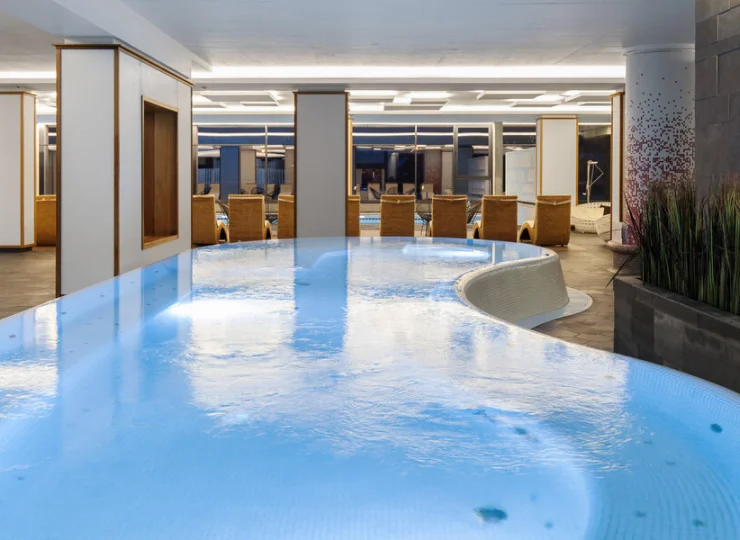 W dużym jacuzzi mieści się nawet 26 osób, jest też 7 miejsc do leżenia w wodzie