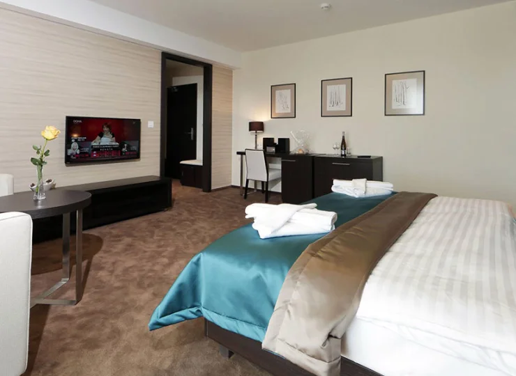 Pokój superior to wygodne wnętrze, w którym można skorzystać z 2 dostawek