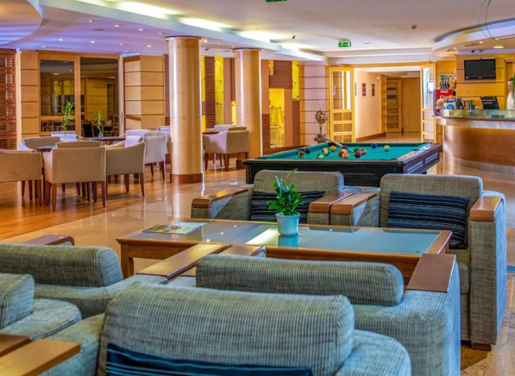 Lobby bar oferuje szeroki wybór koktajli, chłodnych napojów i przekąsek
