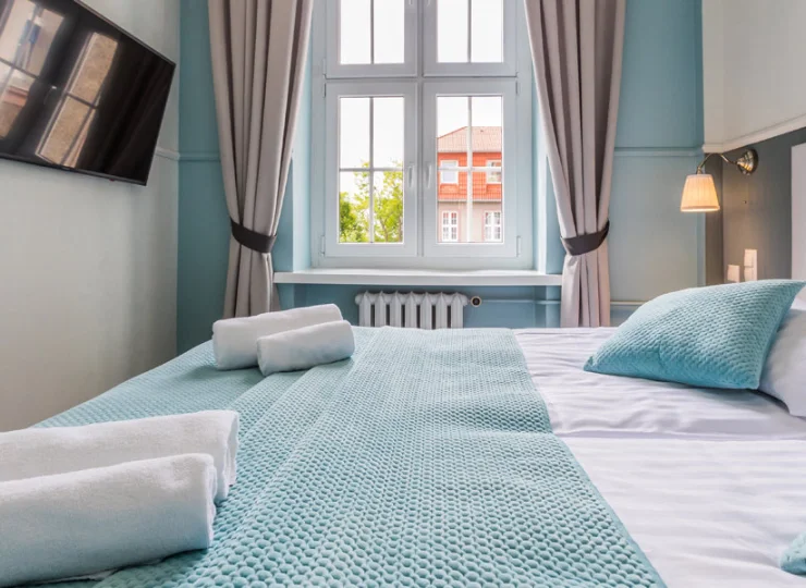 Każdy pokój wyposażony jest w lodówkę, TV i wifi