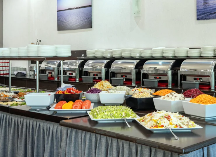 Posiłki są podawane w formie wygodnego dla wszystkich bufetu