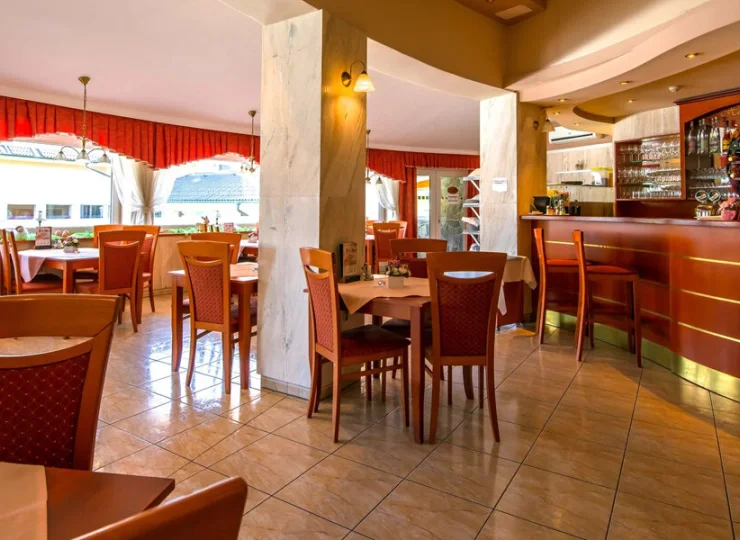 W hotelowej restauracji są serwowane smaczne śniadania i obiadokolacje