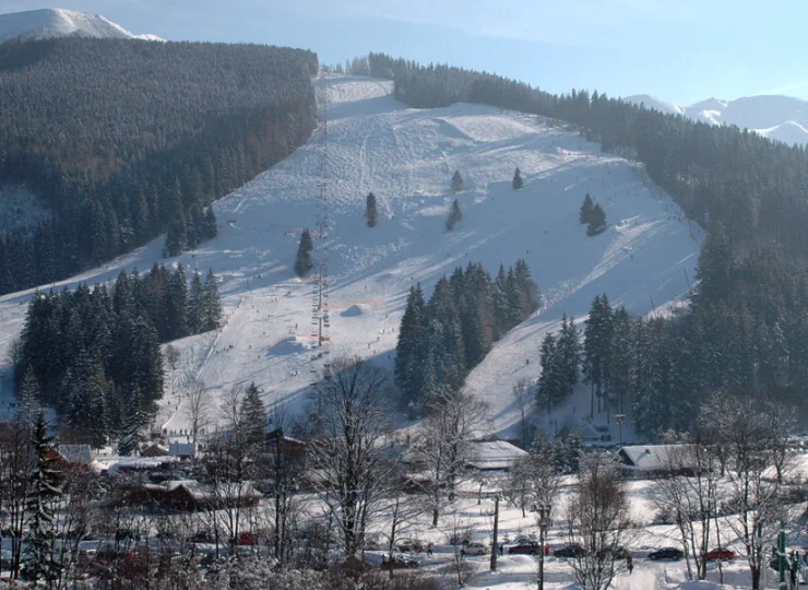 To raj dla miłośników narciarstwa – tuż obok hotelu znajdują się trasy biegowe