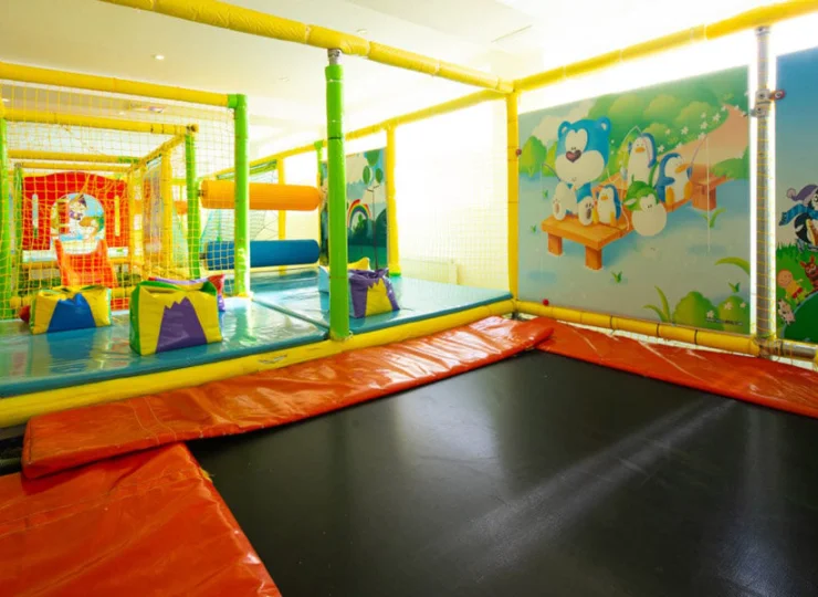 W jednej z sal zabaw jest małpi gaj