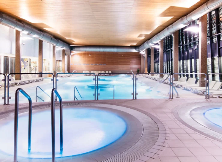 W strefie basenowej znajdują się wewnętrzne jacuzzi