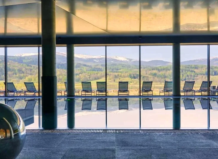 Goście mogą korzystać z basenu położonego w osobnym budynku Lake Hill Resort