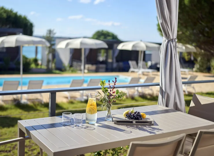 Pomiędzy domkami znajduje się kilka zewnętrznych basenów i wiele zieleni