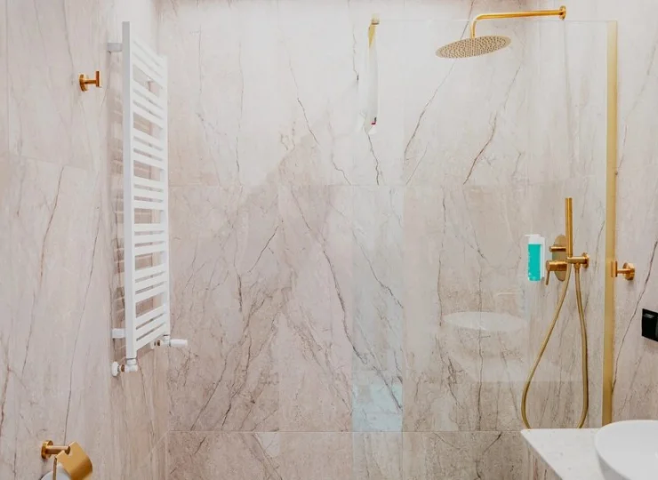 W łazienkach jest wanna, suszarka do włosów i kosmetyki