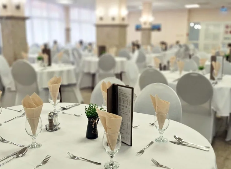 Sala może pomieścić 160 gości, ma też taras