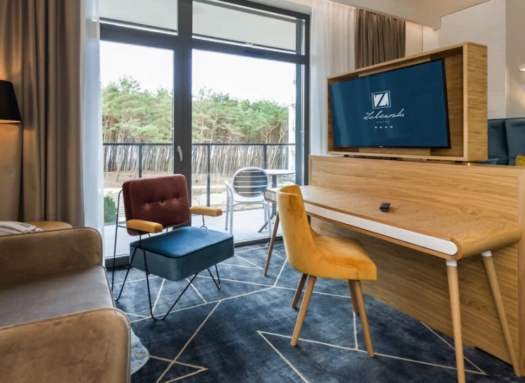 W pokoju economy wydzielono część dzienną i sypialnianą