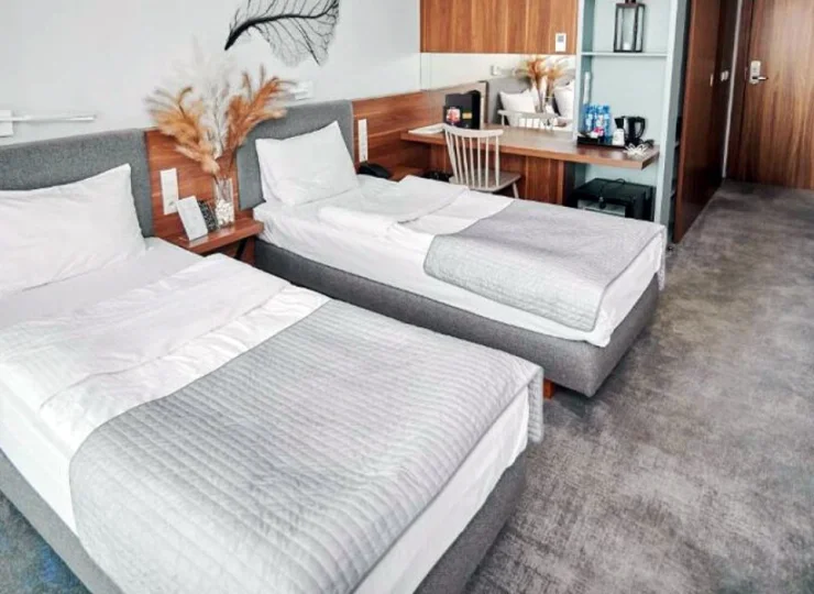 W każdym pokoju jest TV, wifi, sejf, biurko i łazienka