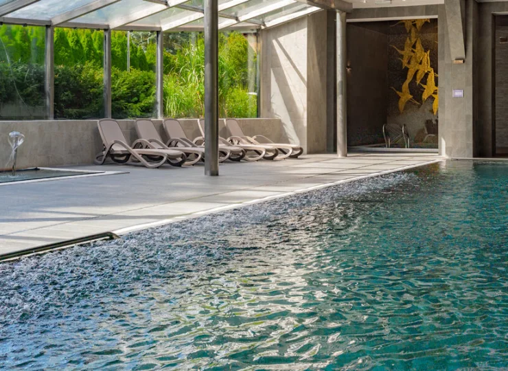 Z przestronnym basenem sąsiaduje brodzik dla dzieci z małą fontanną