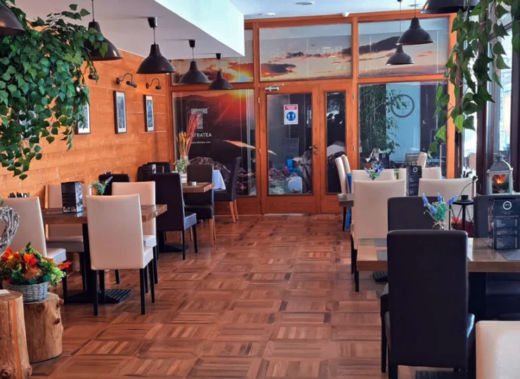 Posiłki można spożywać w przyjemnej sali jadalnianej
