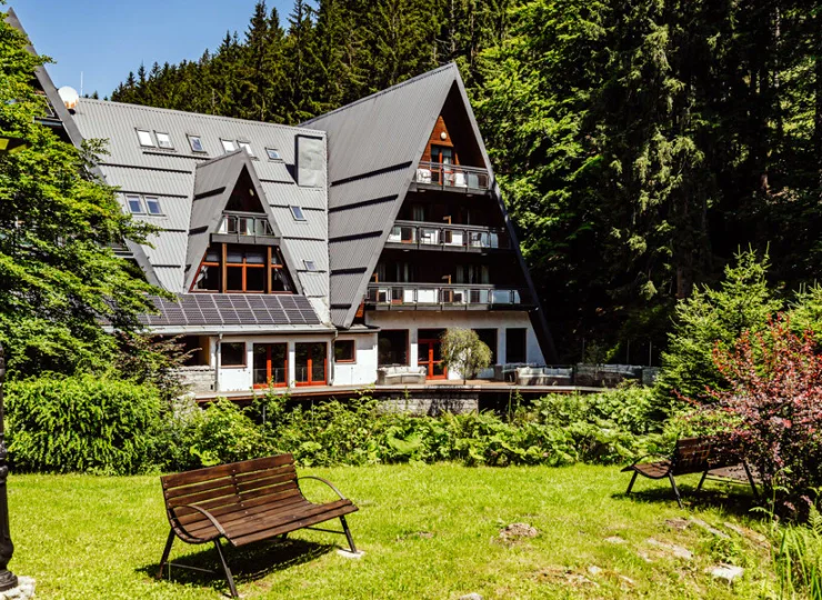 Hotel jest otoczony lasem, polaną i stawem umożliwiającym morsowanie