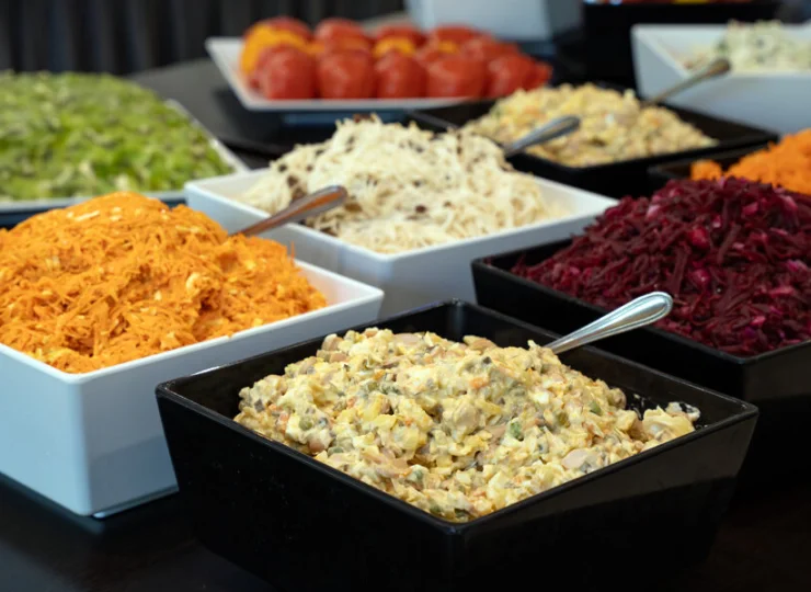 Szeroki wybór sałatek w barze sałatkowym