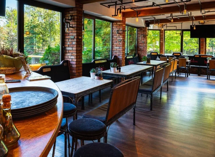 Okna restauracji wychodzą na zieleń