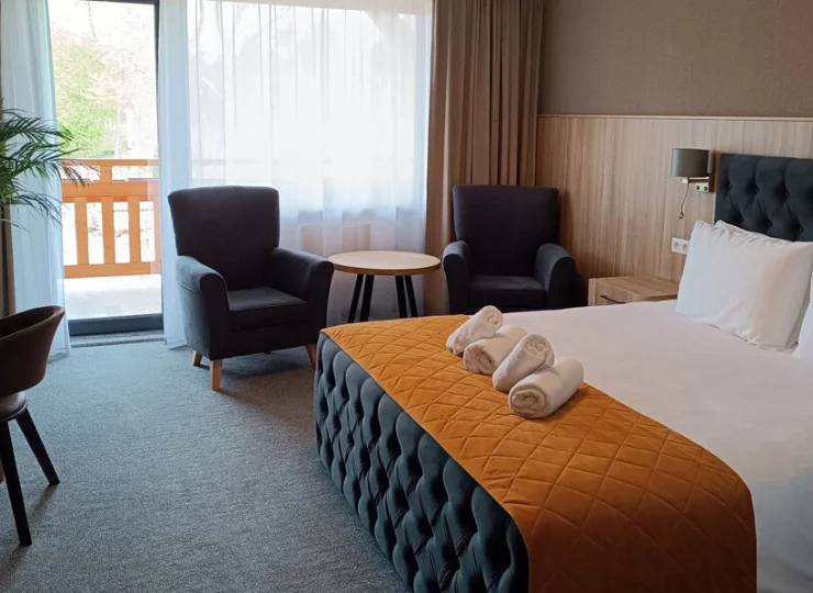 Pokoje deluxe występują w wersji z wyjściem na balkon