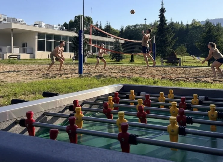 Na zewnątrz można też pograć w siatkówkę albo piłkarzyki