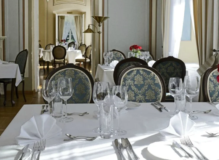 We Dworze Kombornia mieszczą się dwie restauracje oraz bar