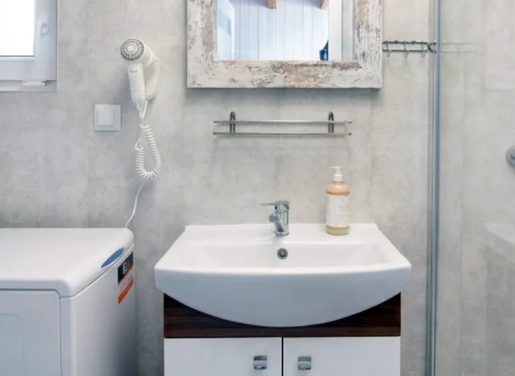 W domku jest łazienka z prysznicem i pralką