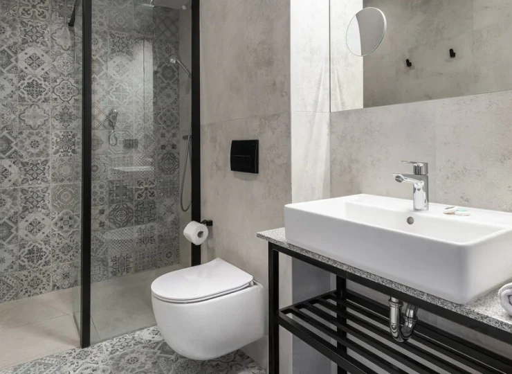 W łazience jest prysznic, suszarka do włosów, kosmetyki